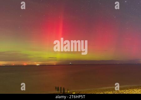 Una rara e vibrante esposizione dell'aurora boreale fotografata sopra la costa del North Kent a Herne Bay, Kent, nel sud dell'Inghilterra. Foto Stock