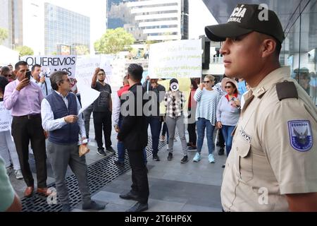 PLANTON PROVEEDORES IMPAGOS MINISTERIO FINANZAS Quito, viernes 10 de noviembre del 2023 Proveedores de distintos servicios del Estado, realizan un planton en la Plataforma Gubernamental Norte, para solicitar al Ministerio de Finanzas, se asignen los recursos y cancelen los meses impagos, que ascienden a veinte millones de dolares. Fotos: Rolando Enriquez/API Quito Pichincha Ecuador SOI-PLANTONPROVEEDORESIMPAGOSMINISTERIOFINANZAS-3f81131f7eca6c8d54aaafe756f3c039 *** PLANTON DEI FORNITORI NON PAGATI MINISTERO DELLE FINANZE Quito, venerdì 10 novembre 2023 FORNITORI di vari servizi governativi, tenuto a s. Foto Stock