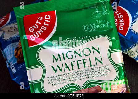 Edeka - Eigenmarke gut und günstig, Mignon Waffeln, 400g Packung *** Edeka di marca buona ed economica, Mignon waffles, confezione da 400g credito: Imago/Alamy Live News Foto Stock