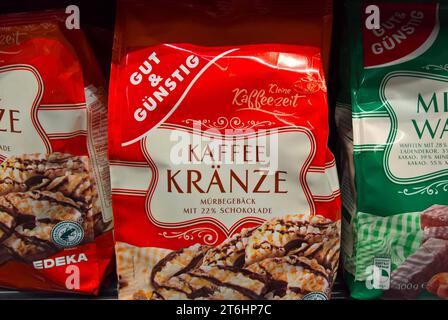 Edeka - Eigenmarke gut und günstig, Kaffe Kränze - Mürbegebäck, 250g Packung *** Edeka proprio brand Good and Cheap, Kaffe Kränze shortbread, 250g pack credito: Imago/Alamy Live News Foto Stock