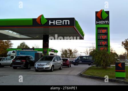 HEM Tankstelle a Obertraubling. Die Deutsche Tamoil GmbH, vormals Hermann Eggert Mineralöle, mit Sitz in Amburgo, ist die deutsche Tochter der libyschen Tamoil-Gruppe. Die Gesellschaft betreibt eine raffinerie in Hamburg-Harburg und unter den Marken Tamoil und HEM - Hamburg Eggert Mineralöle ein Tankstellennetz *** stazione di rifornimento HEM in Obertraubling Deutsche Tamoil GmbH, ex Hermann Eggert Mineralöle, con sede ad Amburgo, è la filiale tedesca del gruppo libico Tamoil la società gestisce una raffineria ad Amburgo Harburg e una rete di stazioni di servizio sotto Tamoil e HEM Amburgo Foto Stock