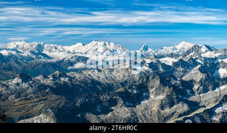 Le Alpi del Vallese innevate in una soleggiata giornata estiva. Da sinistra: Monte Rosa, Weissmiesgruppe, Mischabelkette, Cervino, Weisshorn. Nelle Alpi Bernesi orientali in primo piano. Svizzera, Europa Foto Stock