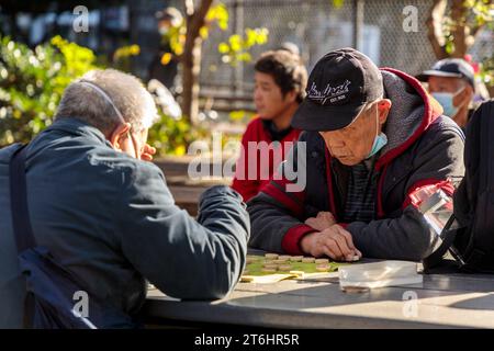 Uomini cinesi che giocano a scacchi, Xiangqi, Chinatown, New York City, Nord America, Stati Uniti, Stati Uniti Foto Stock