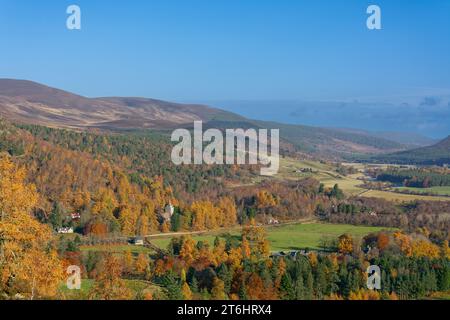 Balmoral Estates Crathie Scozia guardando lungo la valle di Dee, oltre Crathie Kirk, verso Ballater Foto Stock