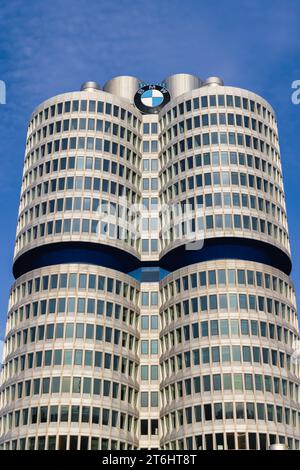 Monaco di Baviera, Germania - 5 aprile 2023: BMW Tower, un grattacielo del quartier generale BMW. BMW è una multinazionale tedesca produttrice di veicoli di lusso Foto Stock