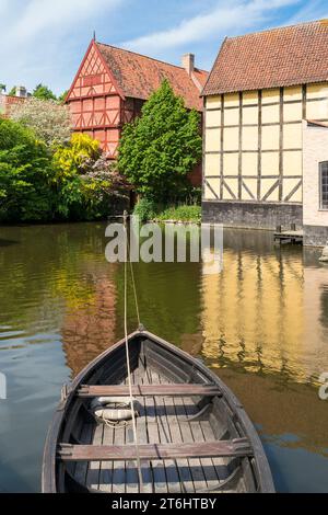 Danimarca, Jutland, Aarhus, museo all'aperto, "Den Gamle By", edificio degli anni '1864, stagno, rimorchiatore, chiatta Foto Stock