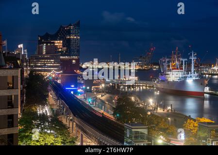 Elbphilharmonie all'ora blu, di fronte a Überseebrücke e alla nave museo Cap San Diego, Amburgo, Germania Foto Stock