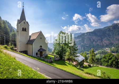 Italia, Veneto, provincia di Belluno, piccola chiesa alpina nella frazione di Corte, Livinallongo del col di Lana, Dolomiti Foto Stock