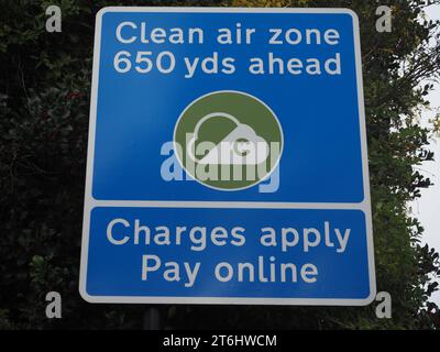 Segnale di avvertimento anticipato per la zona Bath Clean Air che raffigura la maschera facciale. Lower Bristol Road, Bath, Somerset. Novembre 2023. Foto Stock