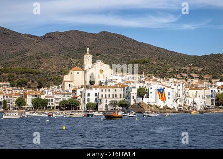 Vista sulla città, dal mare, Cadachi, Catalogna, Spagna Foto Stock