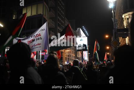 Berlino, Germania. 10 novembre 2023. I partecipanti alla dimostrazione "solidarietà con la Palestina" camminano lungo Friedrichstrasse. Crediti: Britta Pedersen/dpa/Alamy Live News Foto Stock