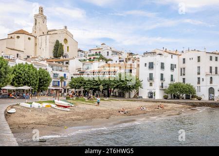 Chiesa di Santa Maria con la città vecchia e la spiaggia, Cadachi, Catalogna, Spagna Foto Stock