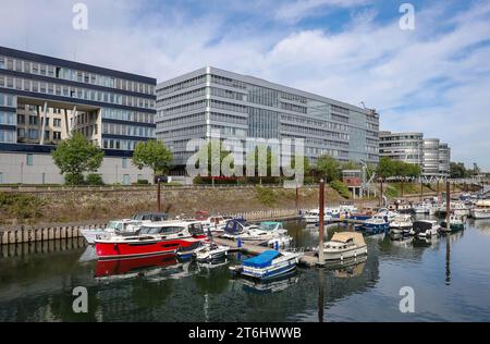Duisburg, regione della Ruhr, Renania settentrionale-Vestfalia, Germania, porto interno di Duisburg, Marina Duisburg, il porticciolo nel porto interno di fronte agli edifici per uffici Mitsubishi Power Europe GmbH e nelle cinque barche posteriori con lo studio regionale WDR Duisburg Foto Stock