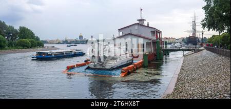 San Pietroburgo, Russia - 04 agosto 2023: Hovercraft del Ministero delle situazioni di emergenza ormeggiato su un pontone vicino all'argine della città cen Foto Stock