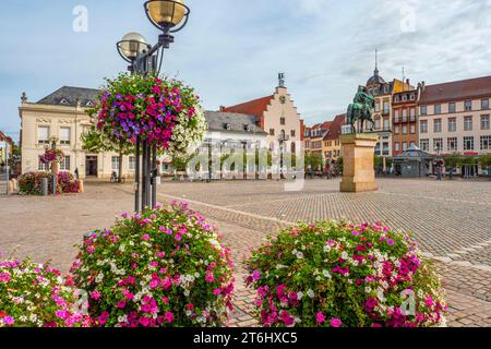 Piazza del Municipio con statua equestre del principe reggente Luitpold di Baviera, Landau in der Pfalz, strada del vino tedesca, strada del vino meridionale, Renania-Palatinato, Germania Foto Stock