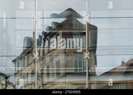 Turingia, Erfurt, città vecchia, Benediktsplatz, casa di riflessione Krämerbrücke 33 in moderna facciata in vetro Foto Stock