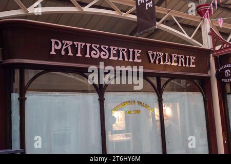 Windsor, Regno Unito. 2 ottobre 2023. Un ex ristorante Patisserie Valerie a Windsor, Berkshire. Dopo il crollo della catena di panetterie, Patisserie Valerie, fondata nel 1926, quattro persone sono apparse alla Corte dei magistrati di Westminster all'inizio di questa settimana per presunte accuse di cospirazione per frodare. Christopher Marsh, Louise Marsh, Pritesh Mistry e Nileshkumar Lad hanno tutti ottenuto una cauzione condizionale e devono comparire alla Corte di Southwark il 7 novembre 2023. Agli imputati non era richiesto di presentare alcuna richiesta. Credito: Maureen McLean/Alamy Foto Stock