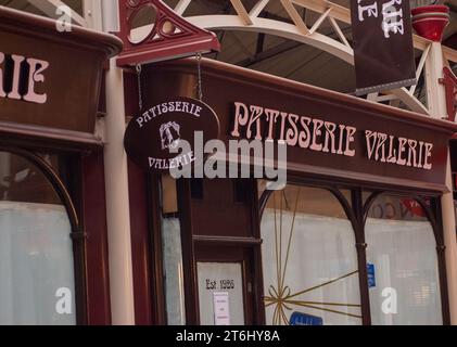 Windsor, Regno Unito. 2 ottobre 2023. Un ex ristorante Patisserie Valerie a Windsor, Berkshire. Dopo il crollo della catena di panetterie, Patisserie Valerie, fondata nel 1926, quattro persone sono apparse alla Corte dei magistrati di Westminster all'inizio di questa settimana per presunte accuse di cospirazione per frodare. Christopher Marsh, Louise Marsh, Pritesh Mistry e Nileshkumar Lad hanno tutti ottenuto una cauzione condizionale e devono comparire alla Corte di Southwark il 7 novembre 2023. Agli imputati non era richiesto di presentare alcuna richiesta. Credito: Maureen McLean/Alamy Foto Stock