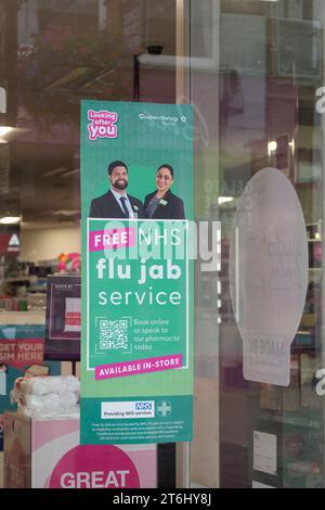 Windsor, Berkshire, Regno Unito. 2 ottobre 2023. Un segno di influenza libera jab nella finestra del Superdrug a Windsor, Berkshire. Credito: Maureen McLean/Alamy Foto Stock