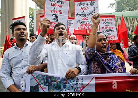 Textilarbeiterinnen protestieren für höheren Mindestlohn Garment Workers e attivisti protestano a Dacca, Bangladesh, il 10 novembre 2023. Il primo ministro del Bangladesh Sheikh Hasina ha respinto qualsiasi ulteriore aumento delle retribuzioni per i lavoratori dell'abbigliamento che hanno protestato chiedendo un aumento salariale quasi triplicato, dopo che sono stati saccheggiati violenti scontri con la polizia e le fabbriche. Wari Dhaka District Bangladesh Copyright: XHabiburxRahmanx Credit: Imago/Alamy Live News Foto Stock