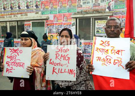 Textilarbeiterinnen protestieren für höheren Mindestlohn Garment Workers e attivisti protestano a Dacca, Bangladesh, il 10 novembre 2023. Il primo ministro del Bangladesh Sheikh Hasina ha respinto qualsiasi ulteriore aumento delle retribuzioni per i lavoratori dell'abbigliamento che hanno protestato chiedendo un aumento salariale quasi triplicato, dopo che sono stati saccheggiati violenti scontri con la polizia e le fabbriche. Wari Dhaka District Bangladesh Copyright: XHabiburxRahmanx Credit: Imago/Alamy Live News Foto Stock