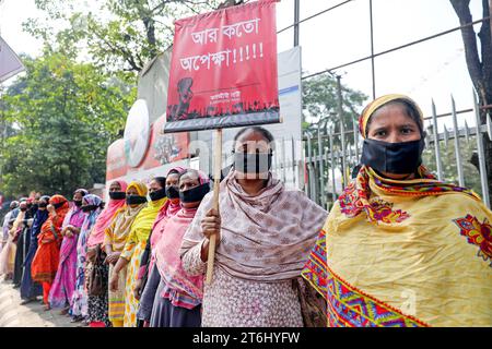 Textilarbeiterinnen protestieren für höheren Mindestlohn Garment Workers e attivisti protestano a Dacca, Bangladesh, il 10 novembre 2023. Il primo ministro del Bangladesh Sheikh Hasina ha respinto qualsiasi ulteriore aumento delle retribuzioni per i lavoratori dell'abbigliamento che hanno protestato chiedendo un aumento salariale quasi triplicato, dopo che sono stati saccheggiati violenti scontri con la polizia e le fabbriche. Wari Dhaka District Bangladesh Copyright: XHabiburxRahmanx Credit: Imago/Alamy Live News Foto Stock