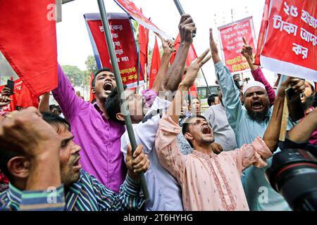 Textilarbeiterinnen protestieren für höheren Mindestlohn Garment Workers e attivisti protestano a Dacca, Bangladesh, il 10 novembre 2023. Il primo ministro del Bangladesh Sheikh Hasina ha respinto qualsiasi ulteriore aumento delle retribuzioni per i lavoratori dell'abbigliamento che hanno protestato chiedendo un aumento salariale quasi triplicato, dopo che sono stati saccheggiati violenti scontri con la polizia e le fabbriche. Wari Dhaka District Bangladesh Copyright: XHabiburxRahmanx Credit: Imago/Alamy Live News Foto Stock