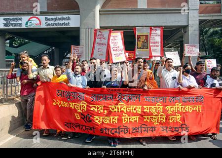 Textilarbeiterinnen protestieren für höheren Mindestlohn Garment Workers e attivisti protestano a Dacca, Bangladesh, il 10 novembre 2023. Il primo ministro del Bangladesh Sheikh Hasina ha respinto qualsiasi ulteriore aumento delle retribuzioni per i lavoratori dell'abbigliamento che hanno protestato chiedendo un aumento salariale quasi triplicato, dopo che sono stati saccheggiati violenti scontri con la polizia e le fabbriche. Wari Dhaka District Bangladesh Copyright: XHabiburxRahmanx Credit: Imago/Alamy Live News Foto Stock