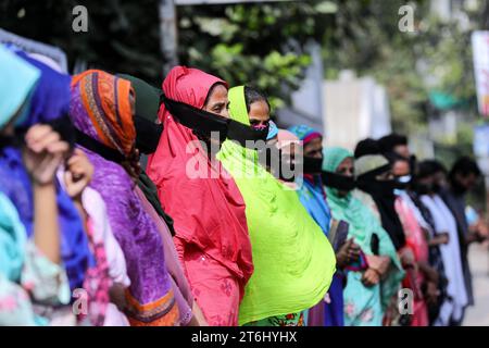 Textilarbeiterinnen protestieren für höheren Mindestlohn Garment Workers e attivisti protestano a Dacca, Bangladesh, il 10 novembre 2023. Il primo ministro del Bangladesh Sheikh Hasina ha respinto qualsiasi ulteriore aumento delle retribuzioni per i lavoratori dell'abbigliamento che hanno protestato chiedendo un aumento salariale quasi triplicato, dopo che sono stati saccheggiati violenti scontri con la polizia e le fabbriche. Wari Dhaka District Bangladesh Copyright: XHabiburxRahmanx Credit: Imago/Alamy Live News Foto Stock