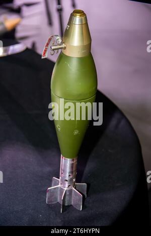 Proiettili anticarro guidati da GPS, esposti alla fiera militare di Belgrado, Serbia Foto Stock