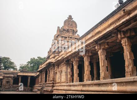 Il Tempio di Airavatesvara è un tempio indù di architettura dravidica situato nella città di Darasuram a Kumbakonam, nel distretto di Thanjavur, nello stato dell'India meridionale Foto Stock