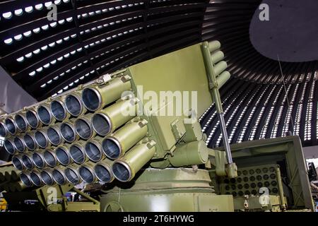 Lanciarazzi multi-canna (MRL) o sistema a razzo multiplo (MLRS) con 32 tubi di lancio del calibro 128 mm, equipaggiamento militare di guerra, esposti Foto Stock