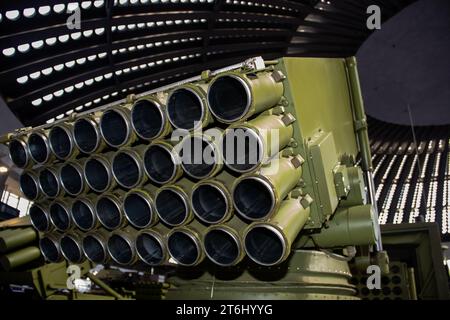 Lanciarazzi multi-canna (MRL) o sistema a razzo multiplo (MLRS) con 32 tubi di lancio del calibro 128 mm, equipaggiamento militare di guerra, esposti Foto Stock