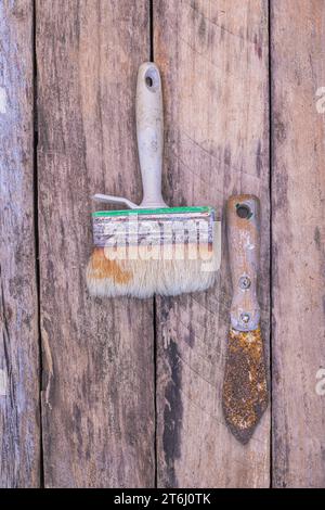 Vecchi strumenti di pittura, pennelli, spatole Foto Stock