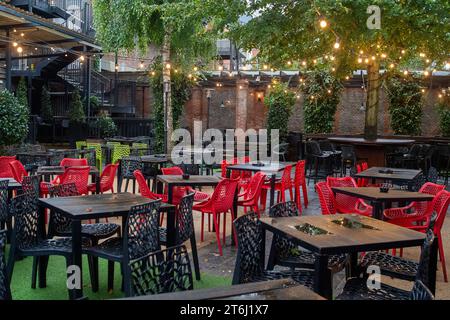 Windsor, Berkshire, Regno Unito. 13 ottobre 2023. Pub King & Castle Wetherspoon a Windsor, Berkshire. Credito: Maureen McLean/Alamy Foto Stock