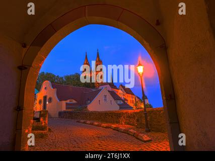 Ammira la cattedrale di Meissen, Meissen, la Sassonia, la Germania e l'Europa attraverso un'arcata Foto Stock