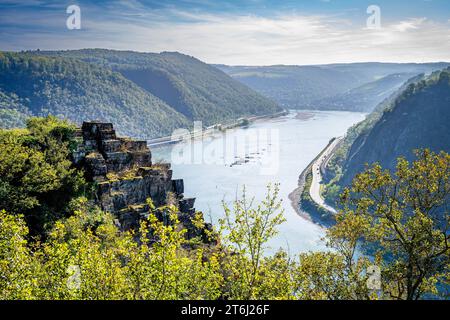 Vista dello Spitznack in direzione di Oberwesel, un suggestivo affioramento roccioso costituito da massi frastagliati che si innalzano ripidamente dalla valle di Loreley, Foto Stock