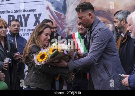 Napoli, Italia. 10 novembre 2023. Murale dedicato a Julian Assange. È stato presentato oggi, 10 novembre 2023, nel quartiere Scampia di Napoli da Stella Morris, moglie ed ex avvocato del giornalista e attivista australiano, fondatore del sito Wikileaks, incarcerato nel Regno Unito dal 2019 con l'accusa di spionaggio per aver rivelato documenti segreti statunitensi. Credito: Live Media Publishing Group/Alamy Live News Foto Stock