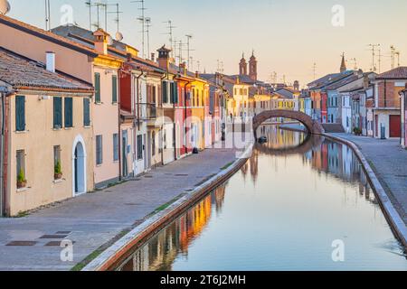 Italia, Emilia Romagna, provincia di Ferrara, Ponte San Pietro (Ponte di San Pietro) su un canale d'acqua a Comacchio Foto Stock