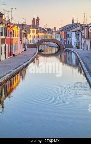 Italia, Emilia Romagna, provincia di Ferrara, Ponte San Pietro (Ponte di San Pietro) su un canale d'acqua a Comacchio Foto Stock