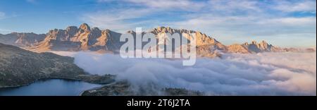 Italia, Veneto, vista panoramica del gruppo della Marmolada, da destra la catena dell'Auta seguita dalla Cresta Ombrettola-Fop, dal Sasso verticale - Cime d'Ombretta, a sinistra la catena cima uomo, al confine tra Veneto e Trentino, province di Belluno e Trento Foto Stock