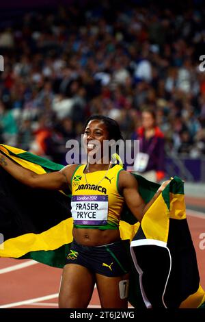 4 agosto 2012: Shelly Ann Fraser Price della Giamaica vince dopo aver vinto la medaglia d'oro nella finale femminile dei 100 metri alle Olimpiadi di Londra, in un tempo di 10,75 secondi. Foto Stock