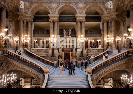 Vista interna, visitatori, turisti, persone, scala in marmo rococò, grande scala, escalier d'honneur, atrio, movimento, Wipe Effect, opera, Opera Palais Garnier, Parigi, Francia Foto Stock