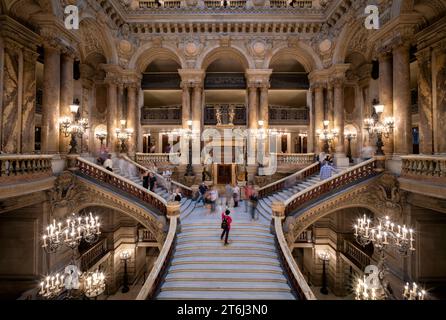 Vista interna, visitatori, turisti, persone, scala in marmo rococò, grande scala, escalier d'honneur, atrio, movimento, Wipe Effect, opera, Opera Palais Garnier, Parigi, Francia Foto Stock
