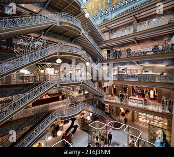 Interni, scale, piani commerciali, cupola in vetro, la Samaritaine, grande magazzino esclusivo, Parigi, Francia Foto Stock