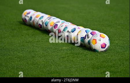 14 palle di Adidas Derbystar giacciono su erba, PreZero Arena, Sinsheim, Baden-Württemberg, Germania Foto Stock