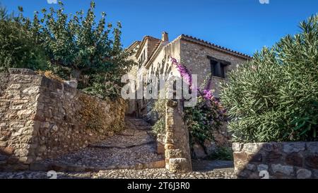 Centro del villaggio di Montouliers in autunno. Foto Stock