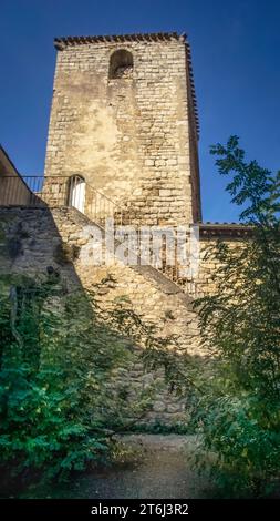 La chiesa di San Martino in Aigne è stato costruito nel XI secolo in stile romano. L'antico centro del paese ha la forma di una conchiglia di lumaca ed è stato costruito anche nel XI secolo (chiamato anche l'Escargot). Monumento historique. Foto Stock