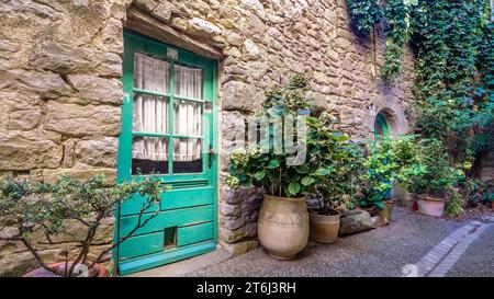 Strada del villaggio ad Aigne. Il centro storico ha la forma di una chiocciola ed è stato costruito nell'XI secolo. Foto Stock