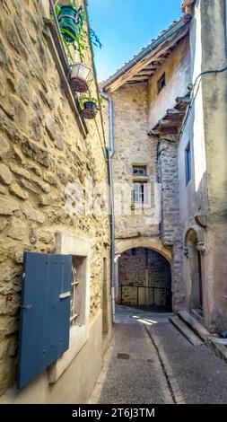 Strada del villaggio ad Aigne. Il centro storico ha la forma di una chiocciola ed è stato costruito nell'XI secolo. Foto Stock